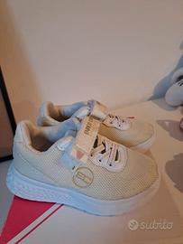 Scarpe da ginnastica con strappi bambina
