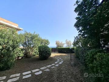 Rif.91, con splendido giardino vista mare