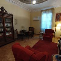 Vetrina antica elegante e raffinata