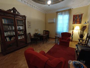 Vetrina antica elegante e raffinata