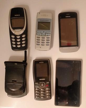 Lotto telefoni vintage Nokia 3310 Sony Ericsson..