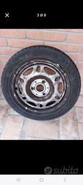 Quattro gomme invernali Smart con cerchi e coprice