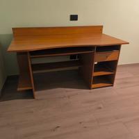 Scrivania con vano porta Pc