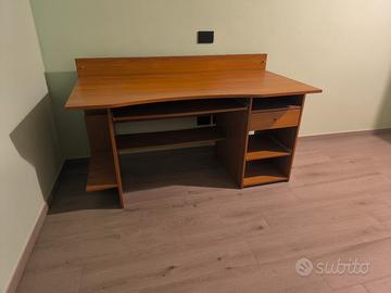 Scrivania con vano porta Pc