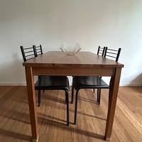 tavolo in legno con sedie