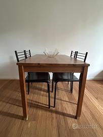 tavolo in legno con sedie