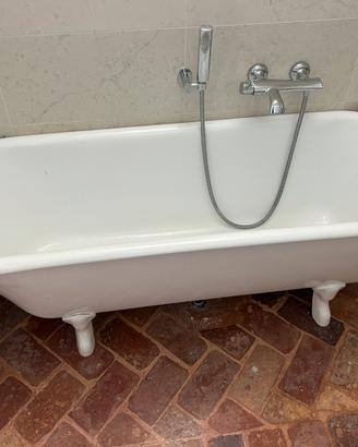 Vasca in metallo con piedini