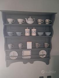 PIATTAIA ANTICA IN LEGNO E CREDENZA .