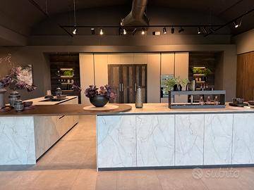 Cucina con isola e bancone snack moderna scontata