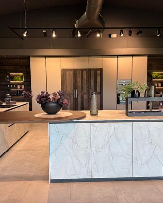 Cucina con isola e bancone snack moderna scontata