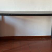 Scrivania IKEA nera 150×75 con piedini regolabili