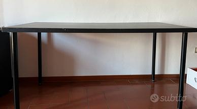Scrivania IKEA nera 150×75 con piedini regolabili