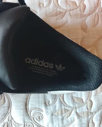 Adidas Superstar nere con righe bianche, nuove