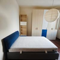 Camera completa di armadio, scrivania e letto