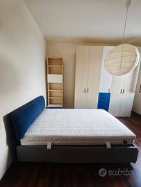 Camera completa di armadio, scrivania e letto