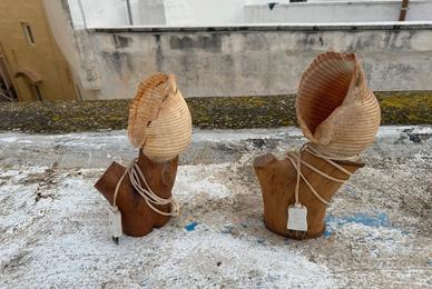 Baciu pugliese in pietra con corallo – artigianale