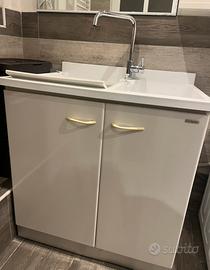 Lavatoio montegrappa con mobile e specchio