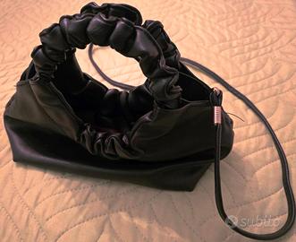 Borsetta donna in pelle nera con manici arricciati