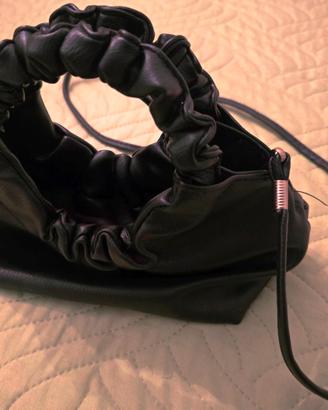 Borsetta donna in pelle nera con manici arricciati