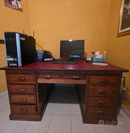Scrivania in legno.