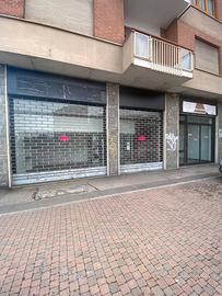 Negozio Tre Vetrine Fronte Strada