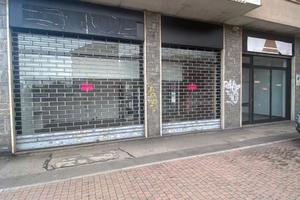 Negozio Tre Vetrine Fronte Strada