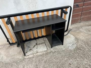 Scrivania, mobile basso tavolinetto e cubo