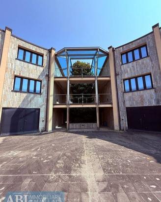 Villa di 1000 m² con più di 5 locali e box auto do