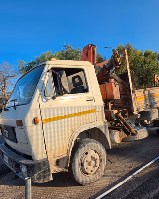 autocarro MAN 9.150 CON GRU FASSI