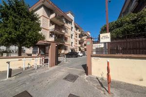 4 vani e doppi acc.ri con garage - al confine con