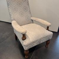 Poltrona antica in noce dal design vintage.
