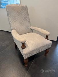 Poltrona antica in noce dal design vintage.
