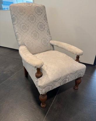 Poltrona antica in noce dal design vintage.