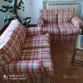 Letto, armadio, tavoli, sedia, cassettiera, divani