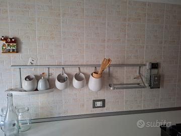 Barra portautensili da cucina con accessori ikea 
