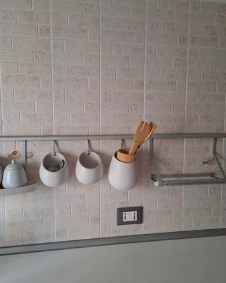 Barra portautensili da cucina con accessori ikea 
