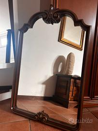 Specchio con cornice in legno