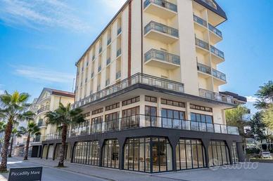 Attività / Licenza di 1000 m² con più di 5 locali 