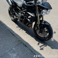 Moto Triumph stret triple 675 colore nero i