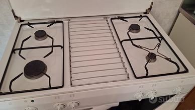 Cucina con 4 fuochi e forno €240!!