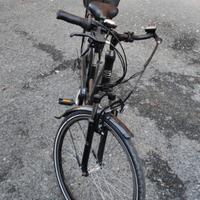 Bicicletta donna pedalata assistita 