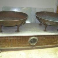 Bilancia a due piatti antica