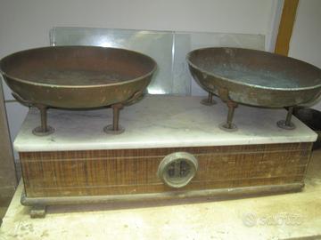 Bilancia a due piatti antica