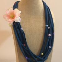 Collana in tessuto blu con perline colorare