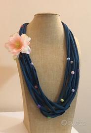 Collana in tessuto blu con perline colorare