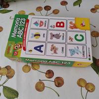 Gioco per bambini, memo con l'alfabeto 