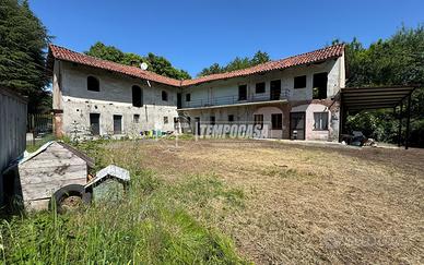 CASCINALE IMMERSO NEL VERDE