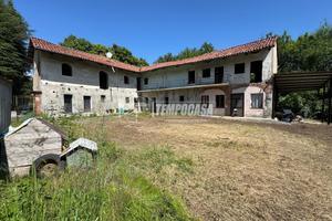 CASCINALE IMMERSO NEL VERDE