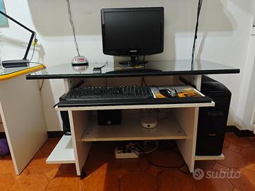 Scrivania per computer fisso 