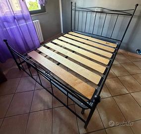 Letto matrimoniale in ferro con doghe in legno